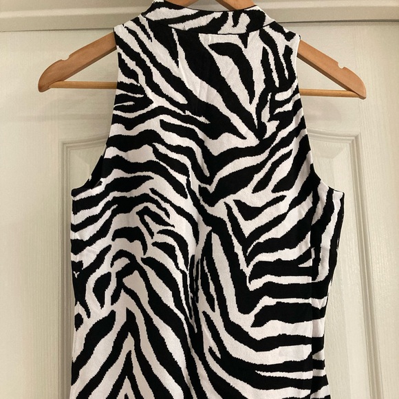 White House Black Market Monochrome Patterned Top - Picture 2 of 6